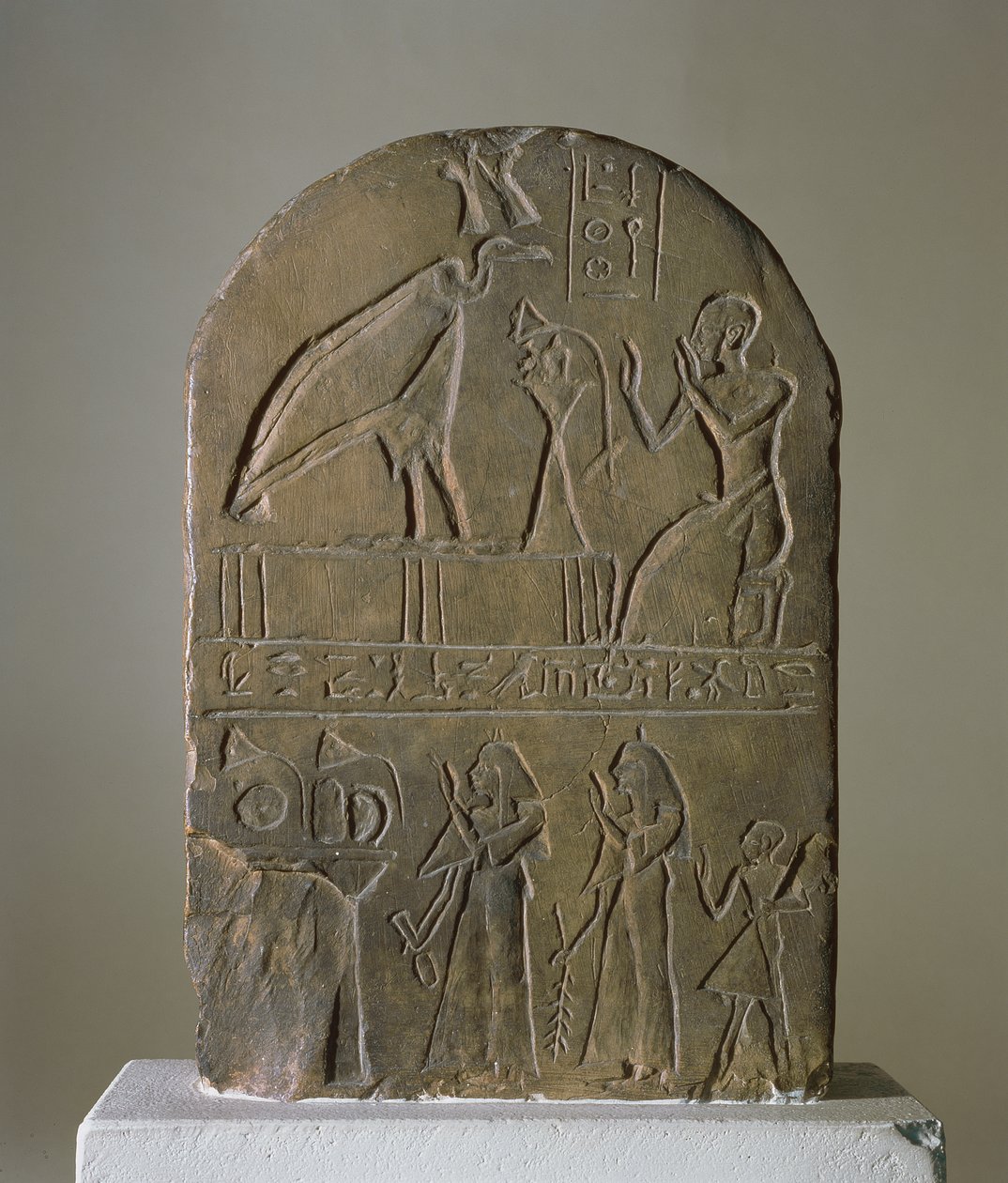 Stèle van de giergodin Nekhbet van Nekheb, gewijd door een priester van de Tempel van Horus Behdety, afgebeeld in het bovenste register, gevonden in Edfu door Egyptian