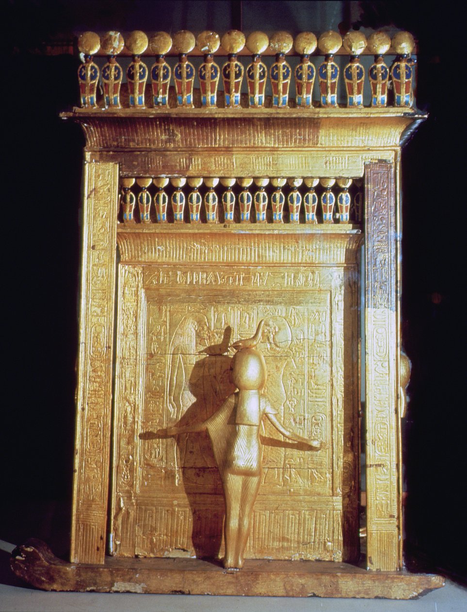 Canopische kist in de vorm van een schrijn op een slee omringd door de beschermgodinnen, uit het graf van Toetanchamon, Nieuwe Koninkrijk door Egyptian 18th Dynasty