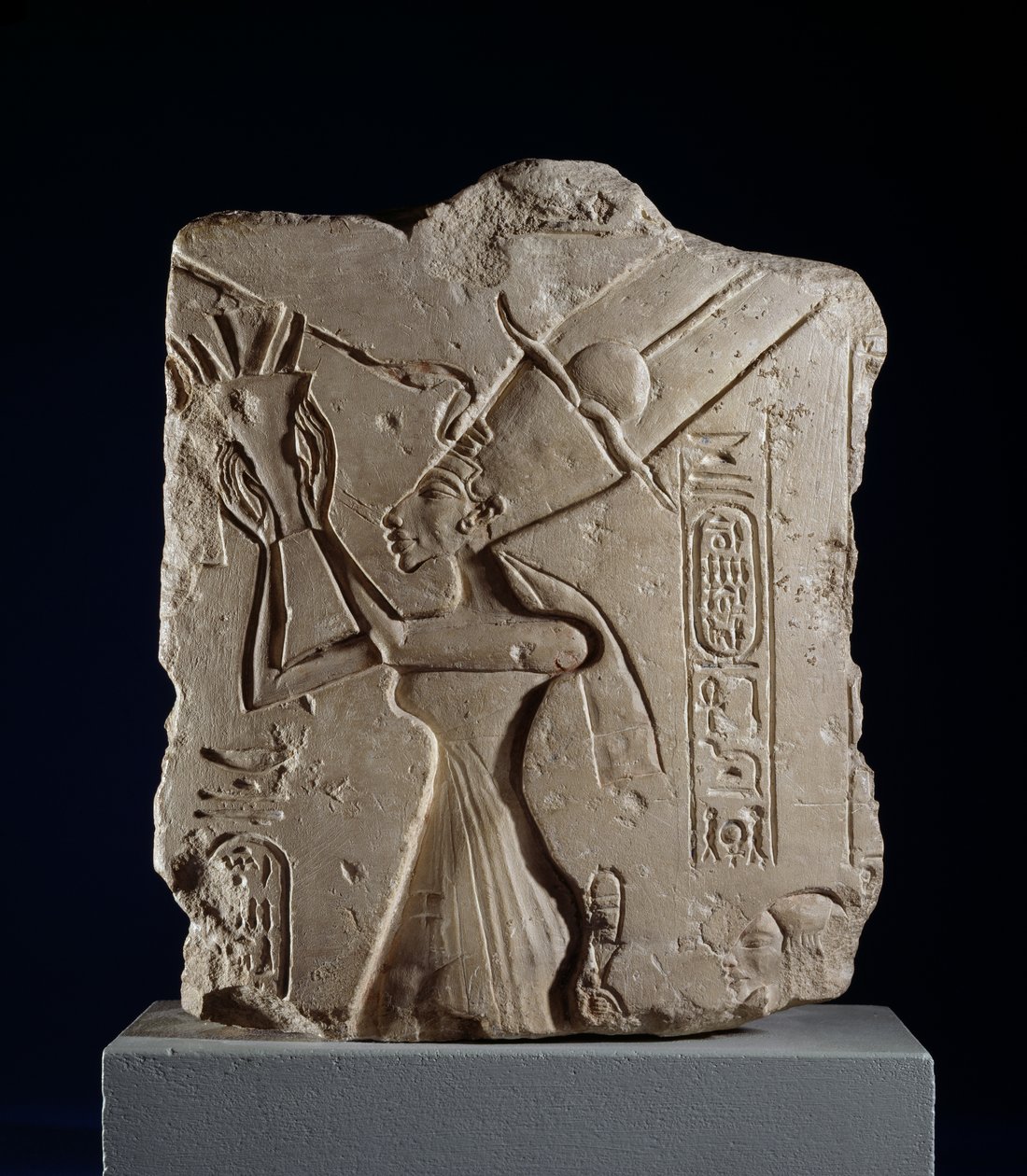 Kolomreliëffragment dat koningin Nefertiti toont, Nieuwe Rijk door Egyptian 18th Dynasty