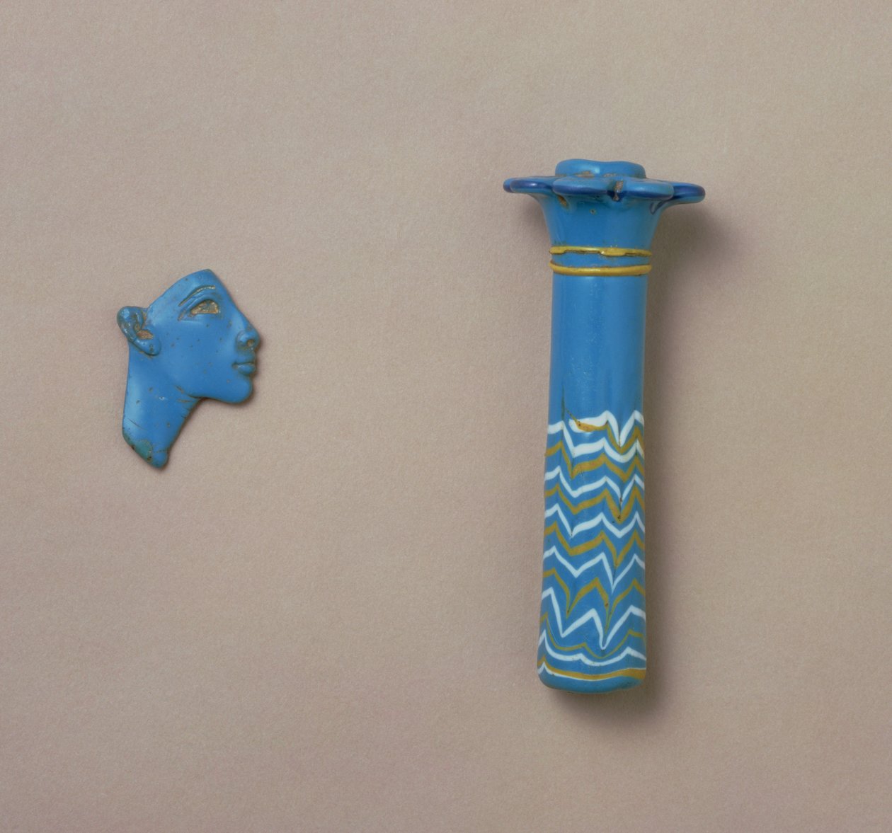 Palmkolom Kohl Fles en Fragment van Inleg van een Koninklijk Hoofd, uit Amarna, Nieuwe Rijk door Egyptian 18th Dynasty