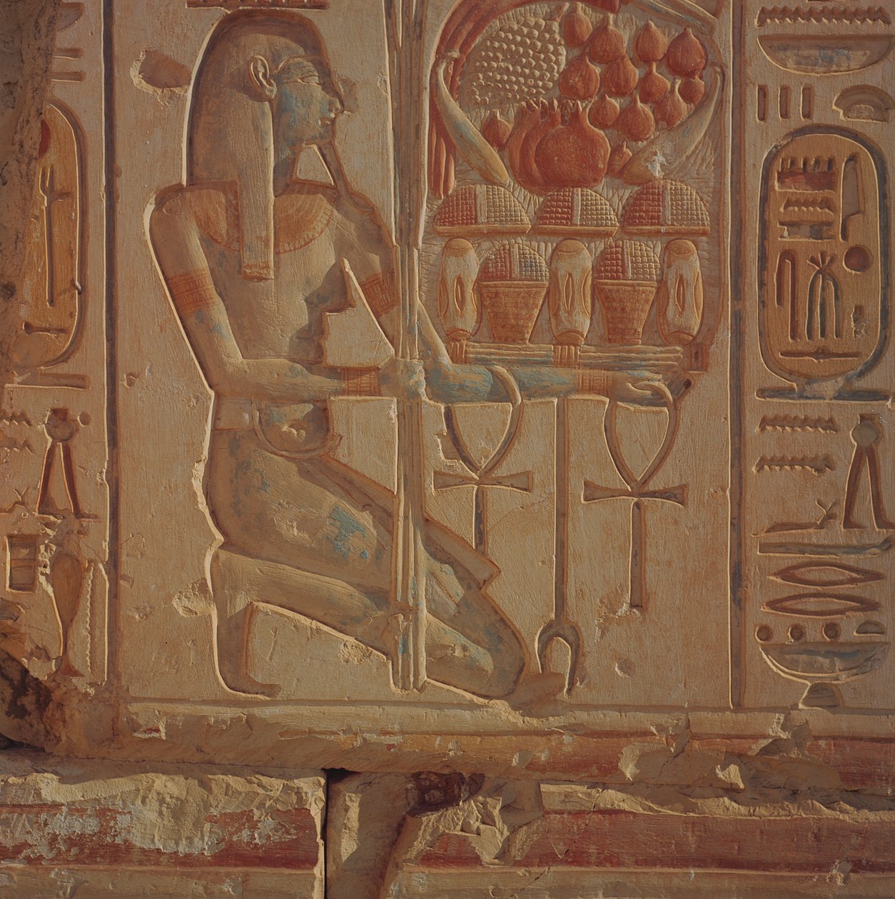 Knielende figuur die manden met voedsel presenteert, uit de Tempel van Ramses II, Nieuwe Koninkrijk, c.1304-1270 v.Chr. door Egyptian 19th Dynasty