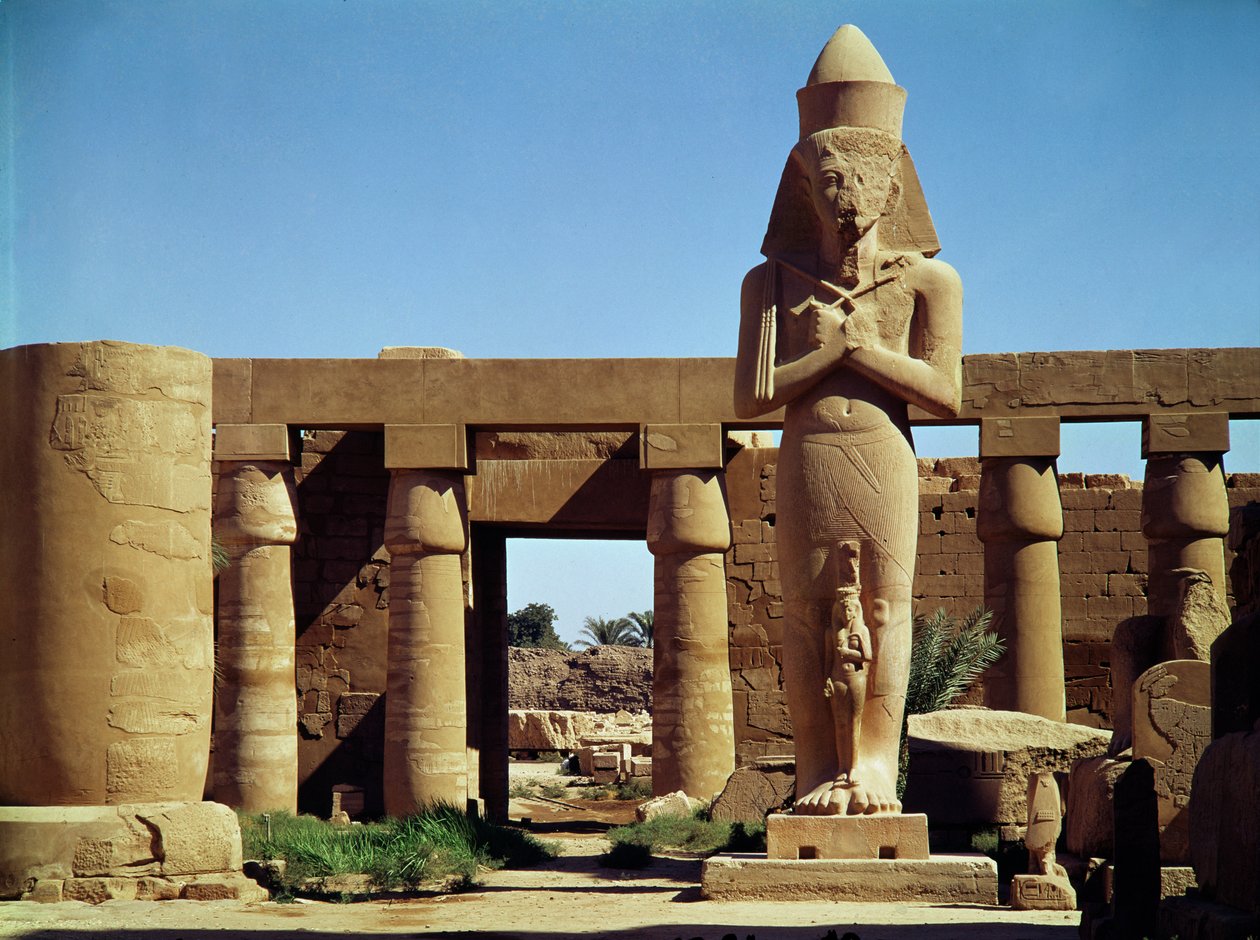 De Kolossus van Ramses II: staand standbeeld van de koning met zijn dochter Benta anta voor zijn benen, uit de Grote Tempel van Amon, Nieuwe Rijk, ca. 1320-1200 v.Chr. door Egyptian 19th Dynasty