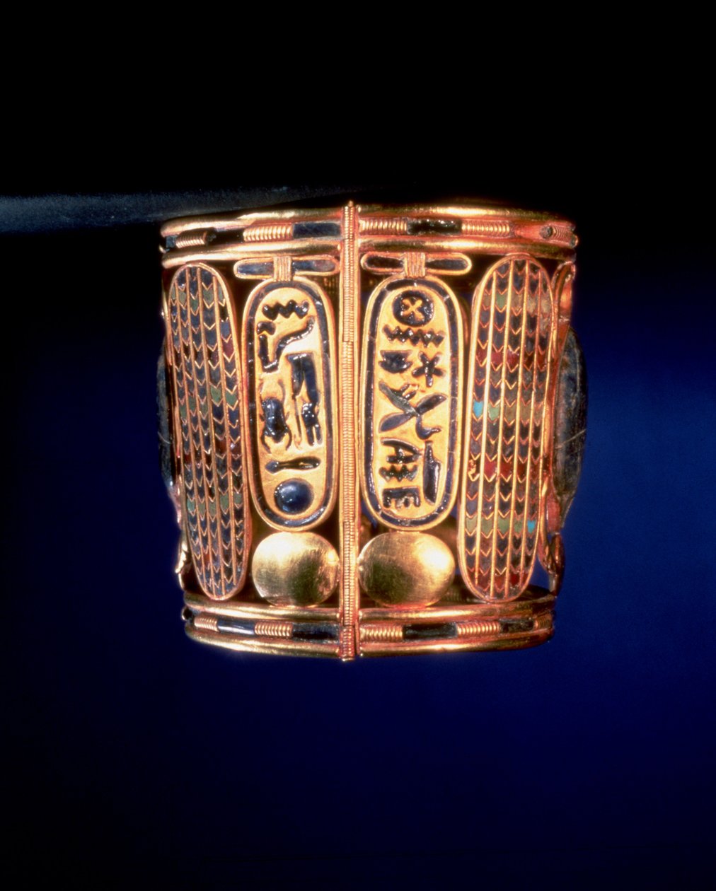 Armband met het cartouche van Psusennes I gevonden op de armen van Koning Amenemope in Tanis, Derde Tussenperiode door Egyptian 21st Dynasty