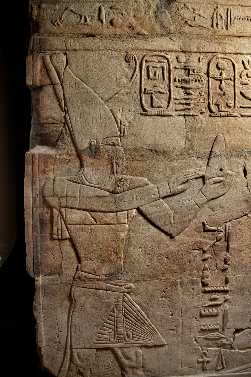 Reliëf op een schrijn opgericht door Farao Taharqa in de hof van de Tempel van Amon gebouwd door hem in Kawa in Nubië, 25e Dynastie, Late Periode (detail) door Egyptian 25th Dynasty