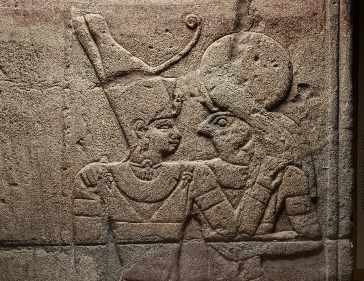 Reliëf op een schrijn opgericht door Farao Taharqa in de hof van de Tempel van Amon gebouwd door hem in Kawa in Nubië, 25e Dynastie, Late Periode (detail) door Egyptian 25th Dynasty