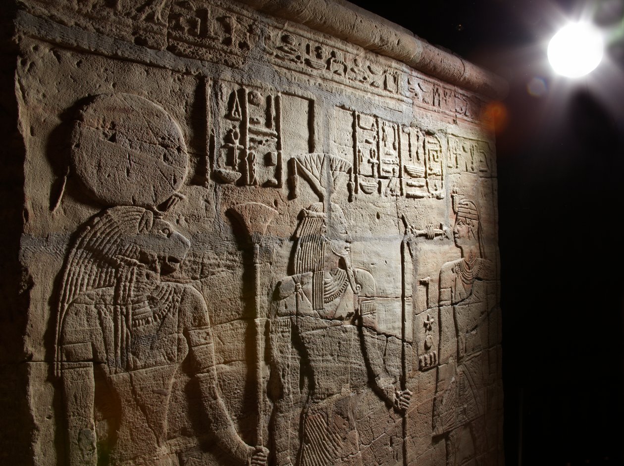 Reliëf op een schrijn opgericht door Farao Taharqa in de hof van de Tempel van Amon gebouwd door hem in Kawa in Nubië, 25e Dynastie, Late Periode (detail) door Egyptian 25th Dynasty