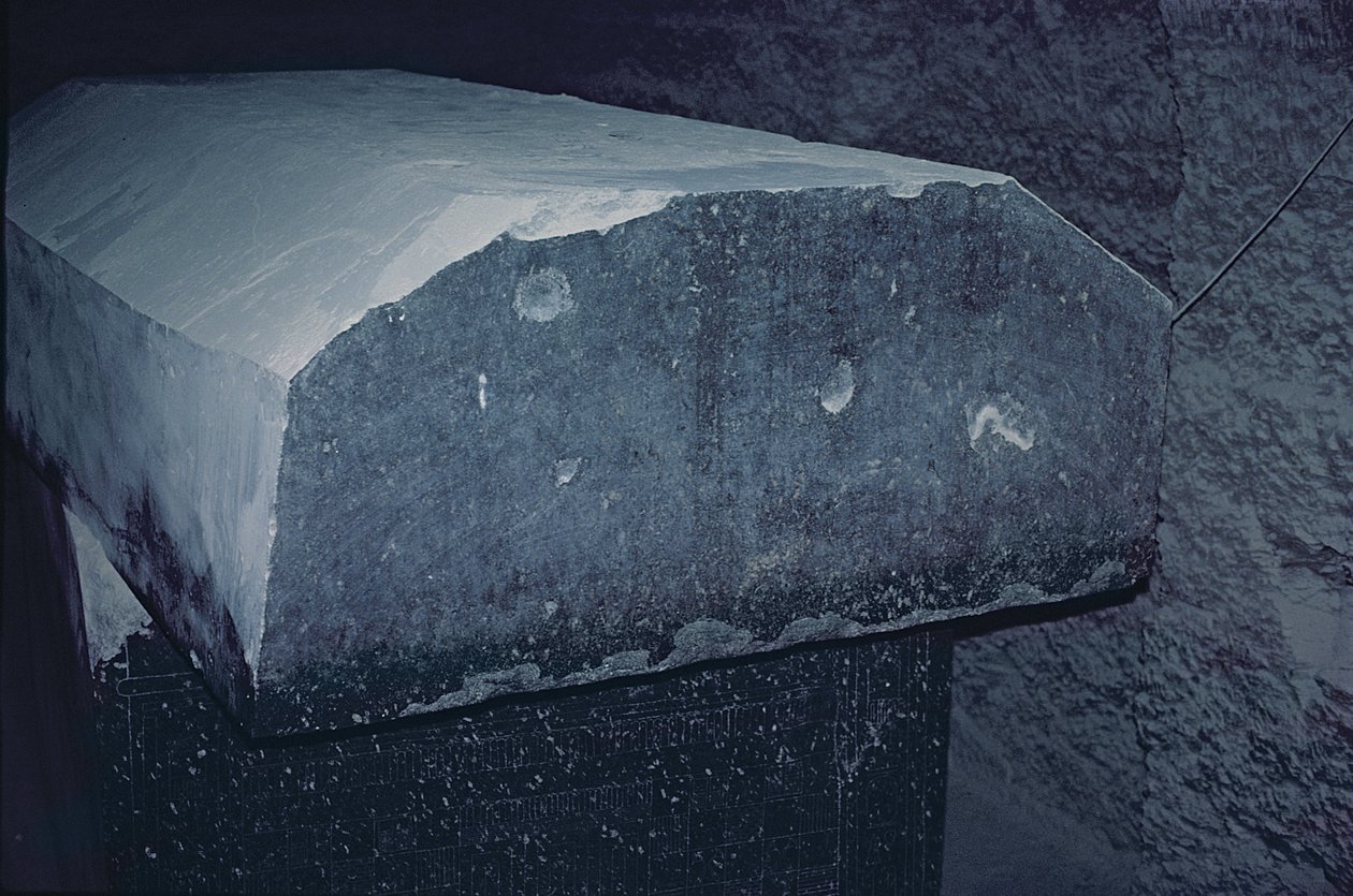 Sarcophaag van een Apis-stier in het Serapeum door Egyptian 26th Dynasty