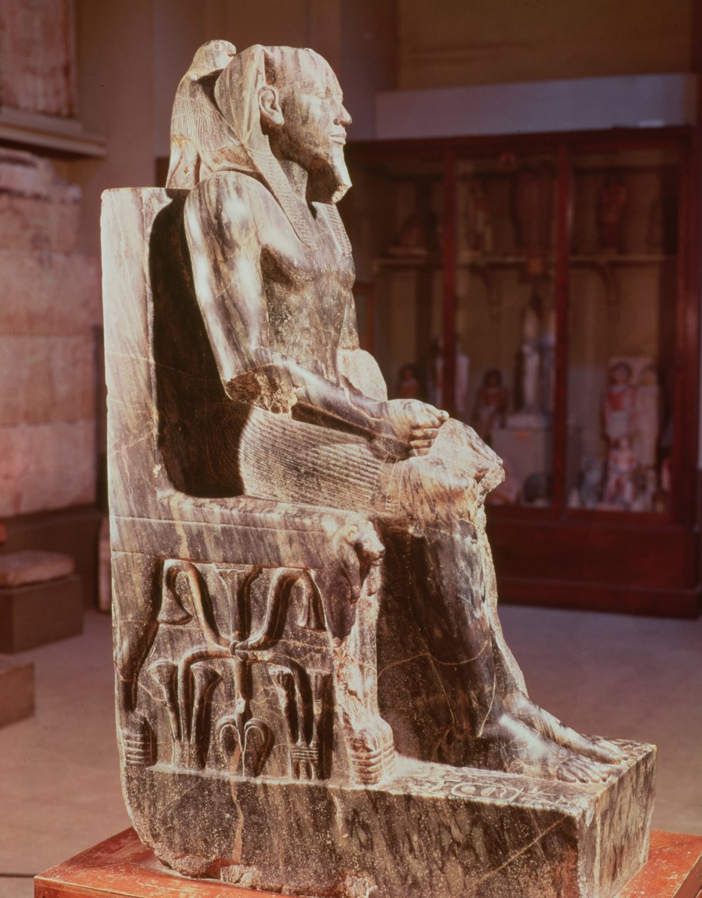 Standbeeld van Khafre (2520-2494 v.Chr.) gezeten, uit de Vallei Tempel van de Piramide van Khafre in Gizeh, Oude Rijk, ca. 2540-2505 v.Chr. door Egyptian 4th Dynasty