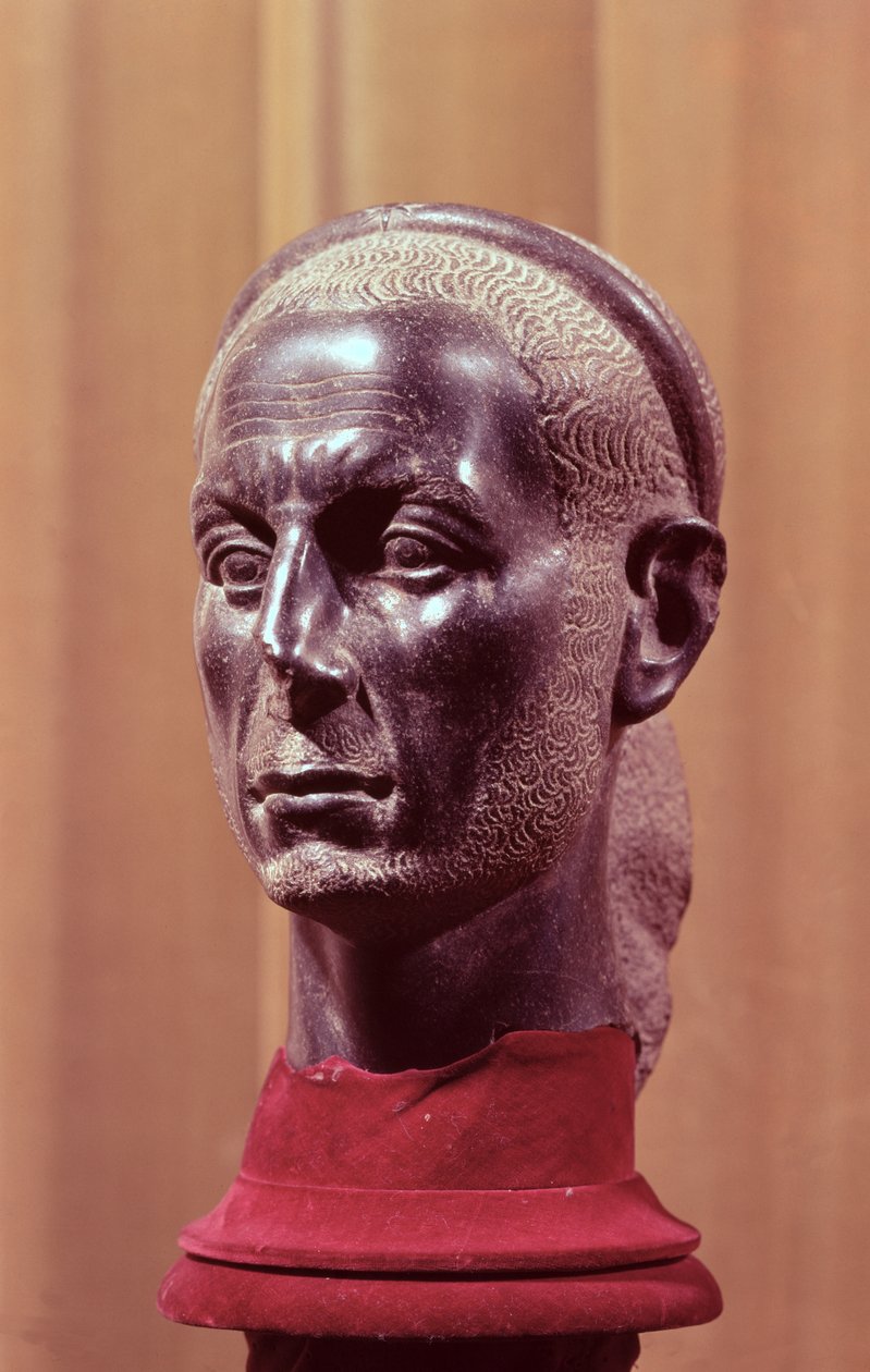 Hoofd van een standbeeld van een bebaarde priester met een sterren diadeem, vermoedelijk een portretbuste van Julius Caesar, Egyptisch, uit de Nijldelta door Egyptian School
