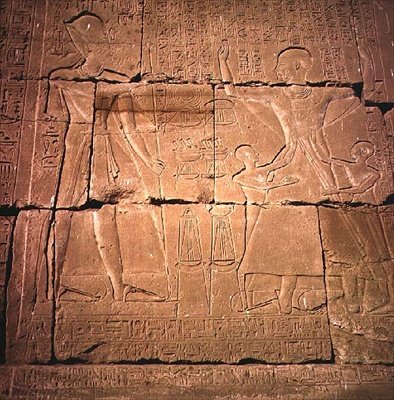 Reliëf dat een farao en zijn familie afbeeldt door Egyptian