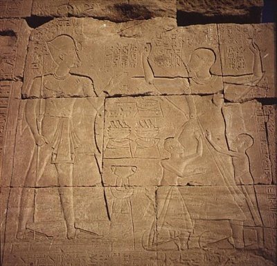 Reliëf dat een farao en zijn familie afbeeldt door Egyptian