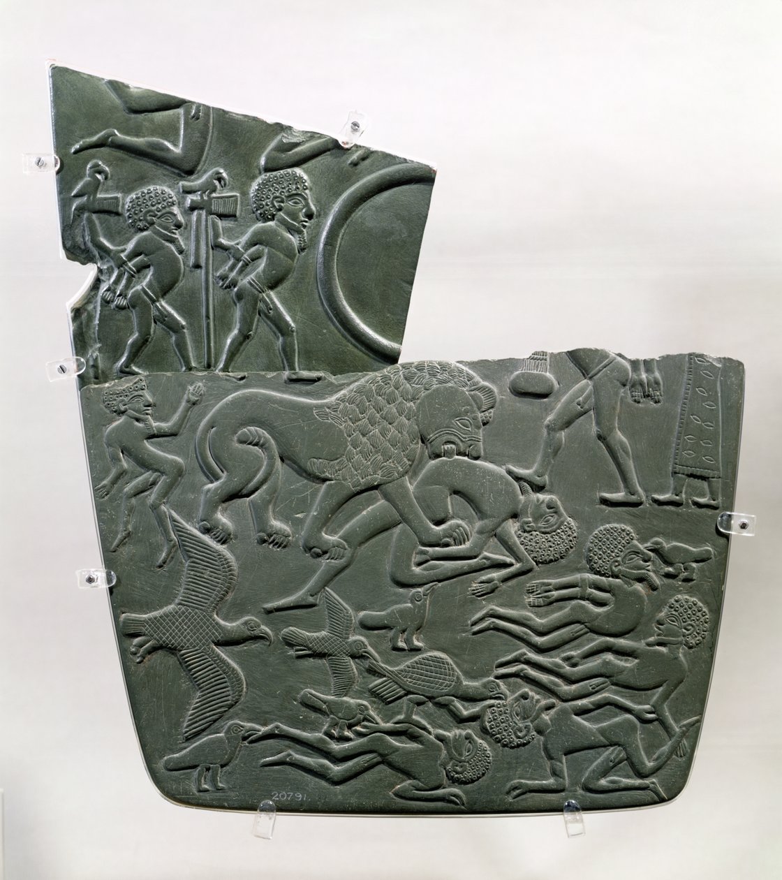 Het Slagveld Palet, met gevangenen en gesneuvelde slachtoffers van de strijd, de laatsten belaagd door wilde dieren, Laat-Predynastiek tot 1e Dynastie, ca. 3100 v.Chr. door Egyptian