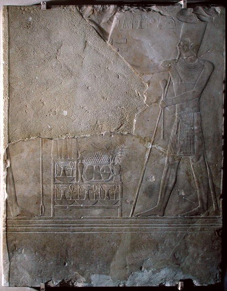 Reliëf dat Mentuhotep III (c.2004-c.1992 v.Chr.) toont die offers opdraagt, Middenrijk, c.1982-1970 v.Chr. door Egyptian 11th Dynasty