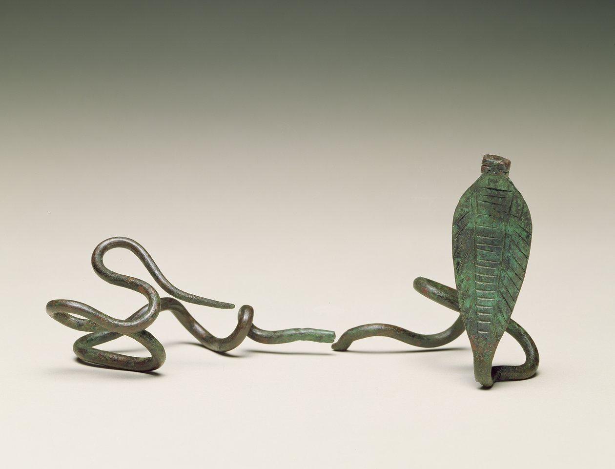 Wand in de vorm van een uraeus, uit graf 5 van het Ramesseum, Thebe, Middenrijk, 1773-1650 v.Chr. door Egyptian 13th Dynasty