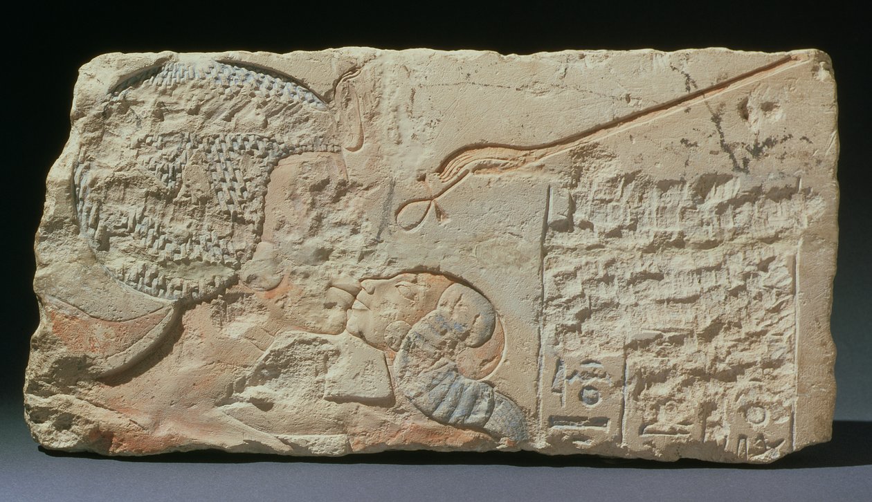 Een Kus, een reliëf van Koningin Nefertiti die een van haar dochters kust, uit Hermopolis, Nieuwe Rijk, Amarna Periode (beschilderd kalksteen) door Egyptian 18th Dynasty