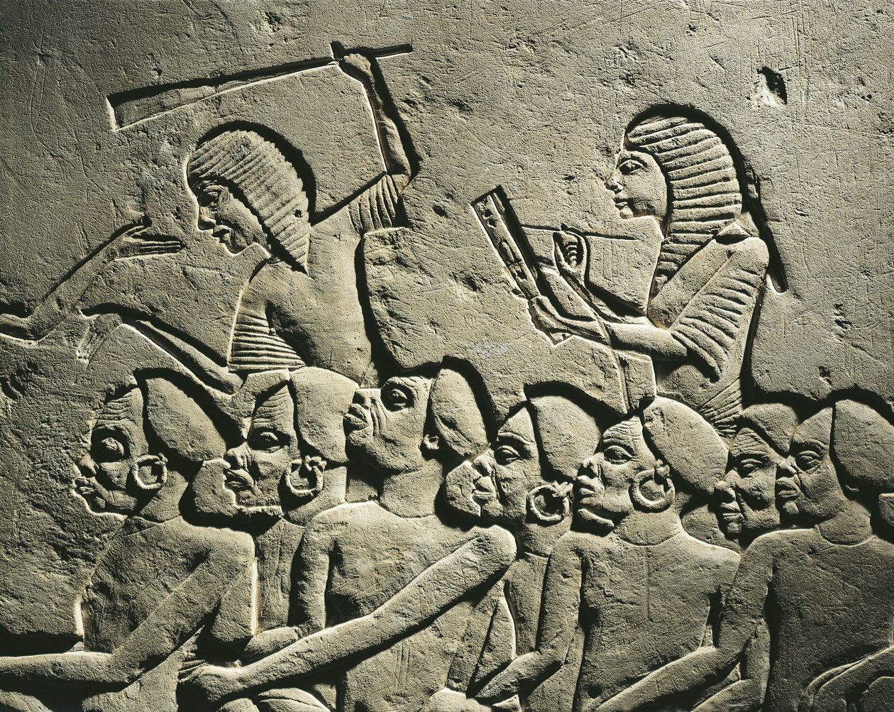 Een groep negroid gevangenen omringd door bewakers gewapend met knuppels terwijl een schrijver een rapport opstelt. Reliëf uit het graf van Horemheb in Saqqara, detail door Egyptian 18th Dynasty