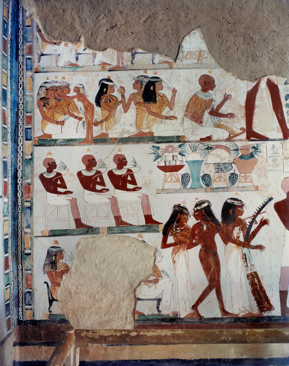 Een slavin helpt vrouwelijke gasten, terwijl anderen fruit uitwisselen ... door Egyptian 18th Dynasty