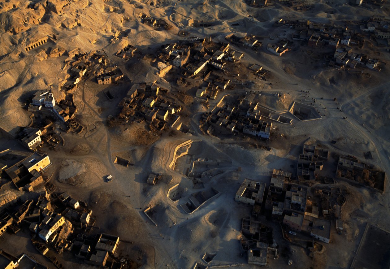 Luchtfoto van de archeologische site Qurna, Sheikh Abd el-Qurna, Thebaanse Necropolis, Egypte, Nieuwe Koninkrijk, Dynastie XVIII-XIX door Egyptian 18th Dynasty