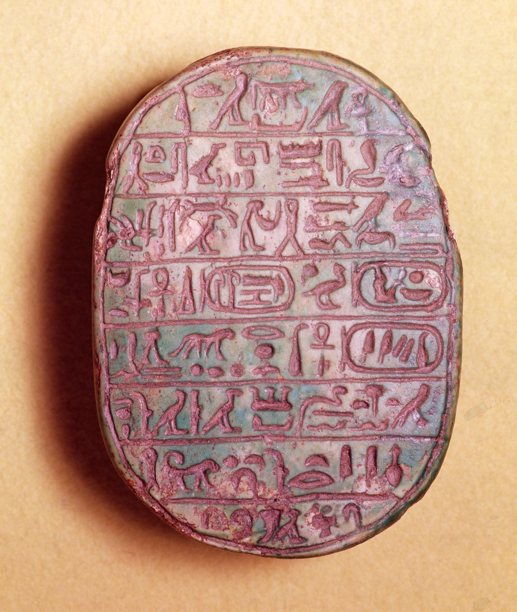 Basis van een huwelijksscarabee van Amenhotep III (c.1417-1379 v.Chr.) en koningin Tiye, Nieuwe Rijk, c.1391-1353 v.Chr. door Egyptian 18th Dynasty