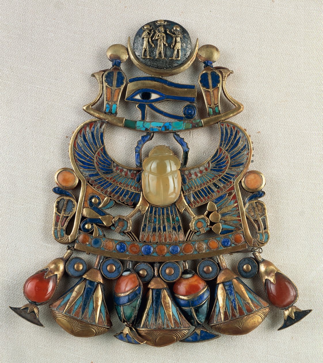 Borstplaat met zon- en maanemblemen, Uit het Graf van Toetanchamon, Thebe, Egypte, Goudsmidkunst, Egyptische beschaving, Nieuwe Rijk, Dynastie XVIII door Egyptian 18th Dynasty