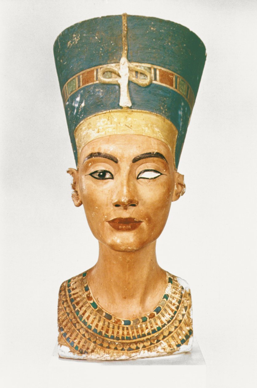 Buste van koningin Nefertiti, vooraanzicht, uit het atelier van de beeldhouwer Thoetmosis in Tell el-Amarna door Egyptian 18th Dynasty