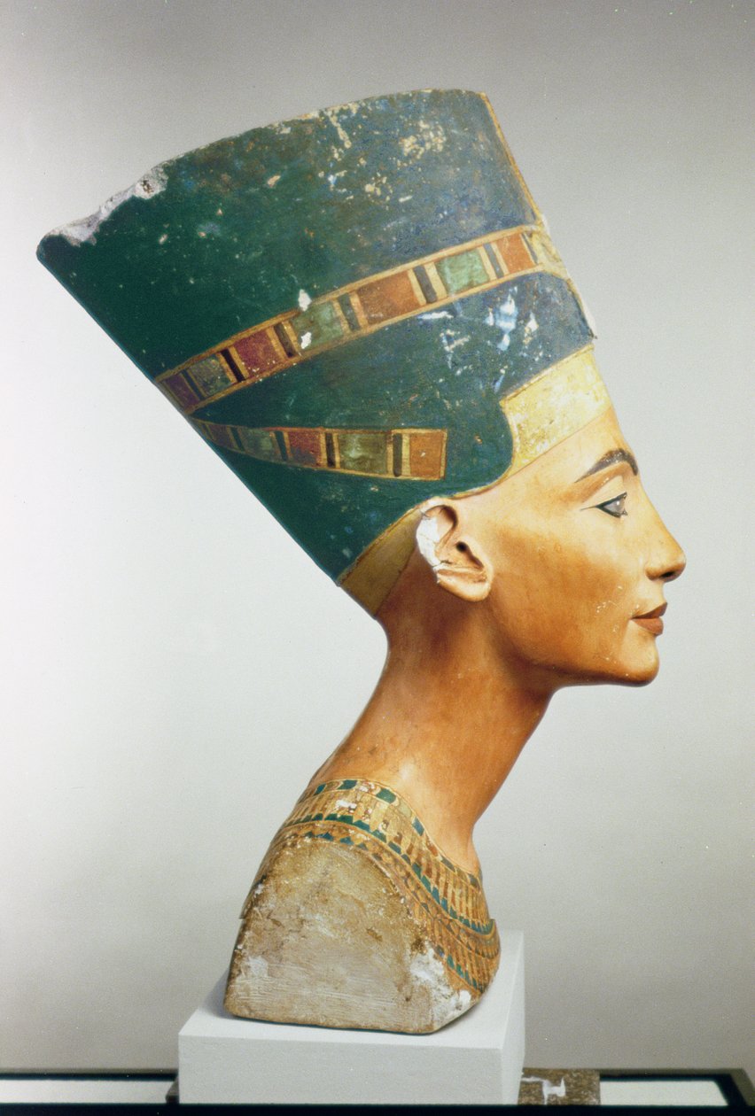 Buste van koningin Nefertiti, zijaanzicht, uit het atelier van Thoetmosis in Tell el-Amarna door Egyptian 18th Dynasty