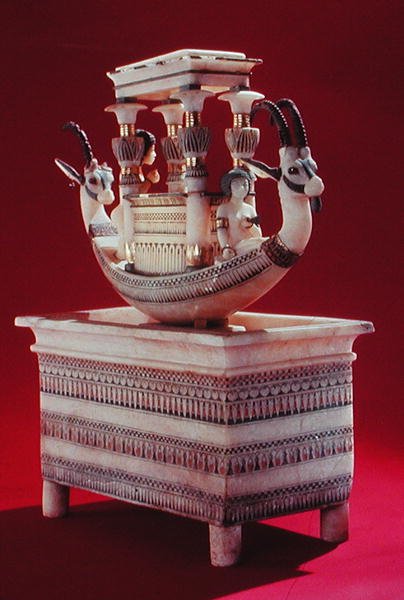Kist met een boot versierd met twee hoofden van een Syrische steenbok en twee vrouwelijke figuren vermoedelijk Prinses Mutnedjmet, uit het graf van Toetanchamon door Egyptian 18th Dynasty