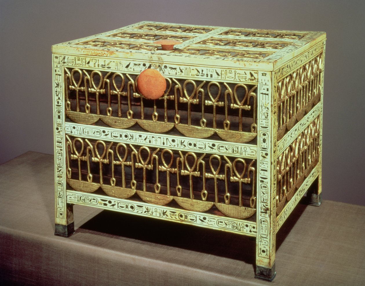 Kist uit de schatkamer van het graf van Toetanchamon door Egyptian 18th Dynasty