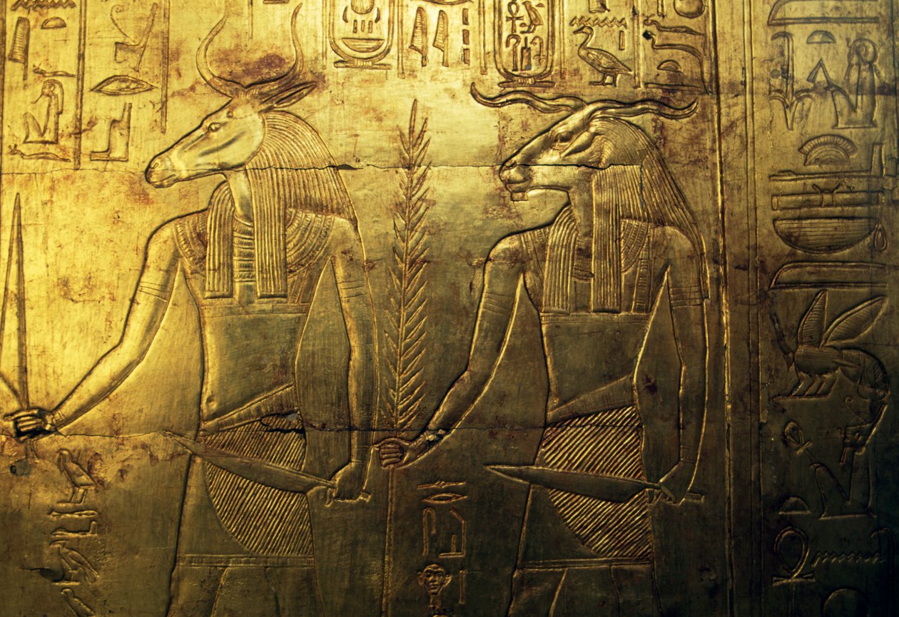 Godheden, gravure van achterpaneel van derde grafkapel bedekt met goud, Schatkamer van Toetanchamon, Egypte, Egyptische beschaving, Nieuwe Rijk, Dynastie XVIII door Egyptian 18th Dynasty