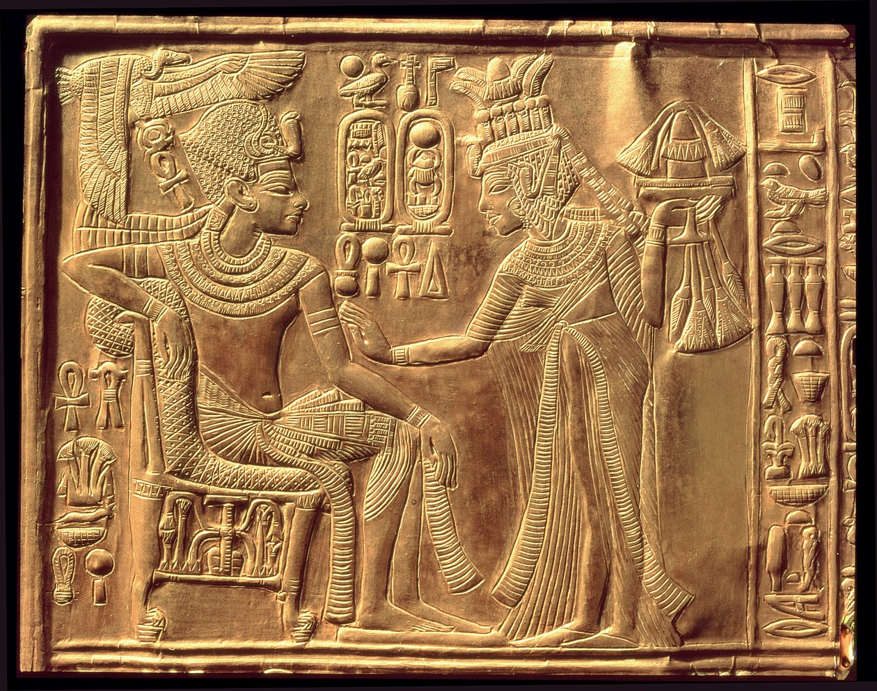Detail van de gouden schrijn van Toetanchamon die de koningin toont die hem zalft met geurige zalf door Egyptian 18th Dynasty