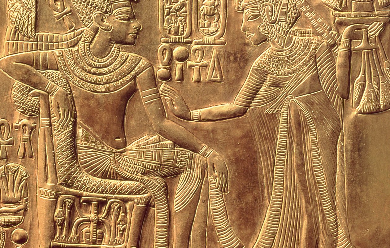 Detail van het Gouden Heiligdom van Toetanchamon (ca.1370-52 v.Chr.) met de koningin die hem zalft met geurige zalf, Nieuwe Koninkrijk (detail) door Egyptian 18th Dynasty