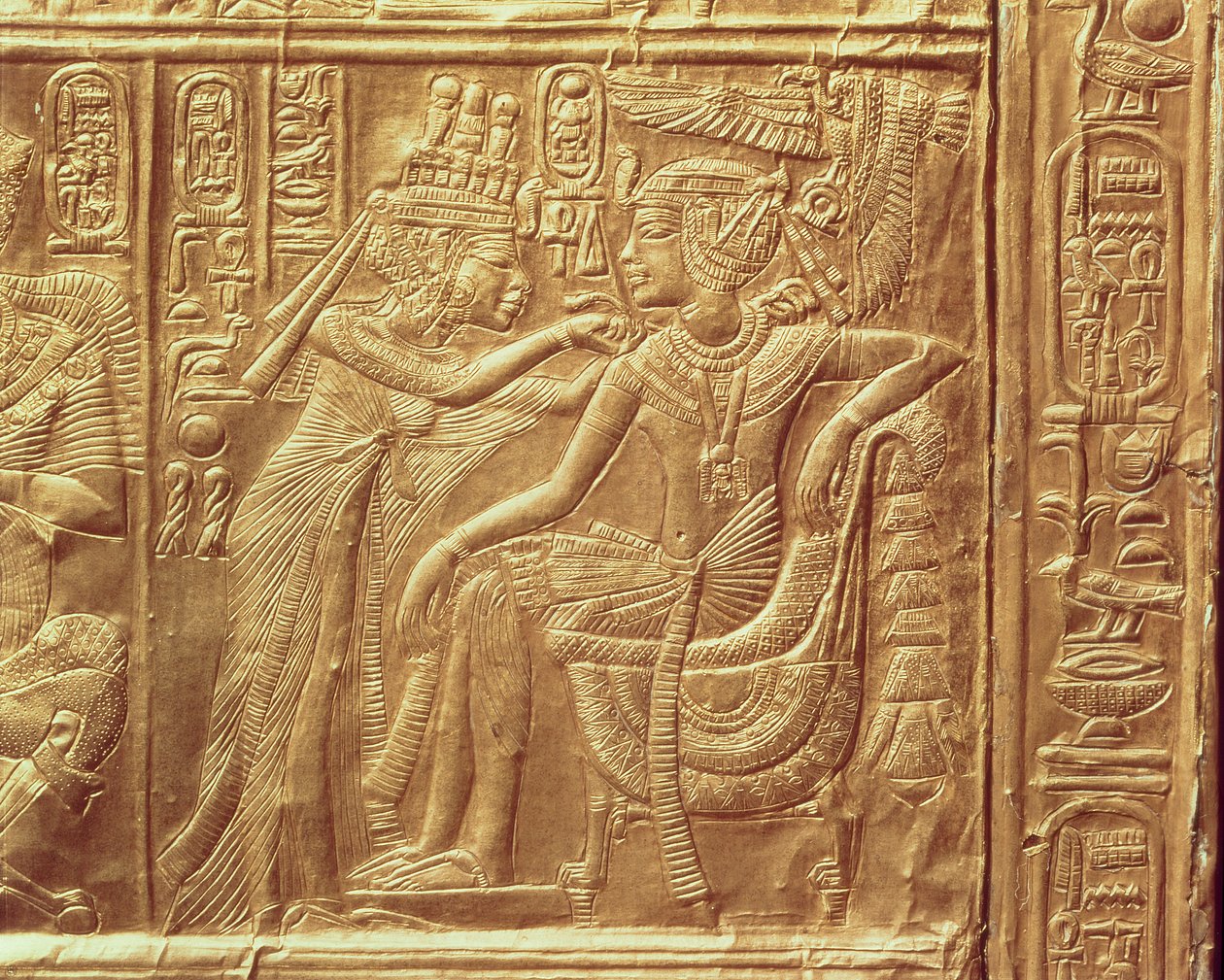 Detail van het kleine heiligdom van Toetanchamon die de koningin toont die een ketting om de nek van de koning vastmaakt, Nieuwe Koninkrijk, ca. 1340 v.Chr. door Egyptian 18th Dynasty