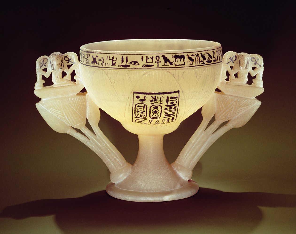 Drinkbeker in de vorm van een half geopende lotusbloem, gevonden bij de ingang van het graf van Toetanchamon door Egyptian 18th Dynasty