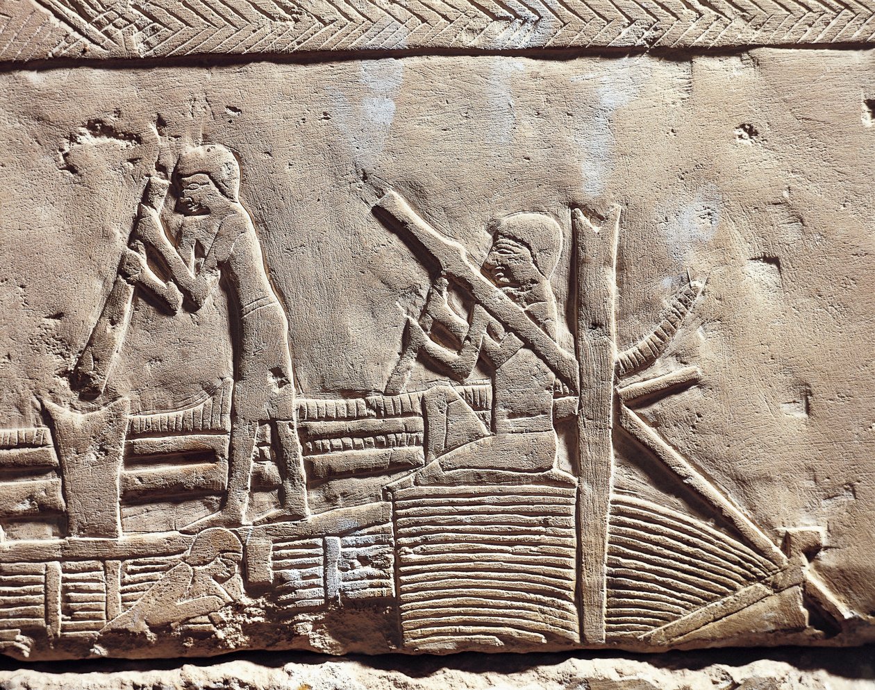 Egypte, Oud Memphis, Necropolis van Saqqara. Mastaba van Ipi. Reliëf dat timmerlieden toont die een boot repareren. (Nieuwe Koninkrijk, Dynastie XVIII) door Egyptian 18th Dynasty