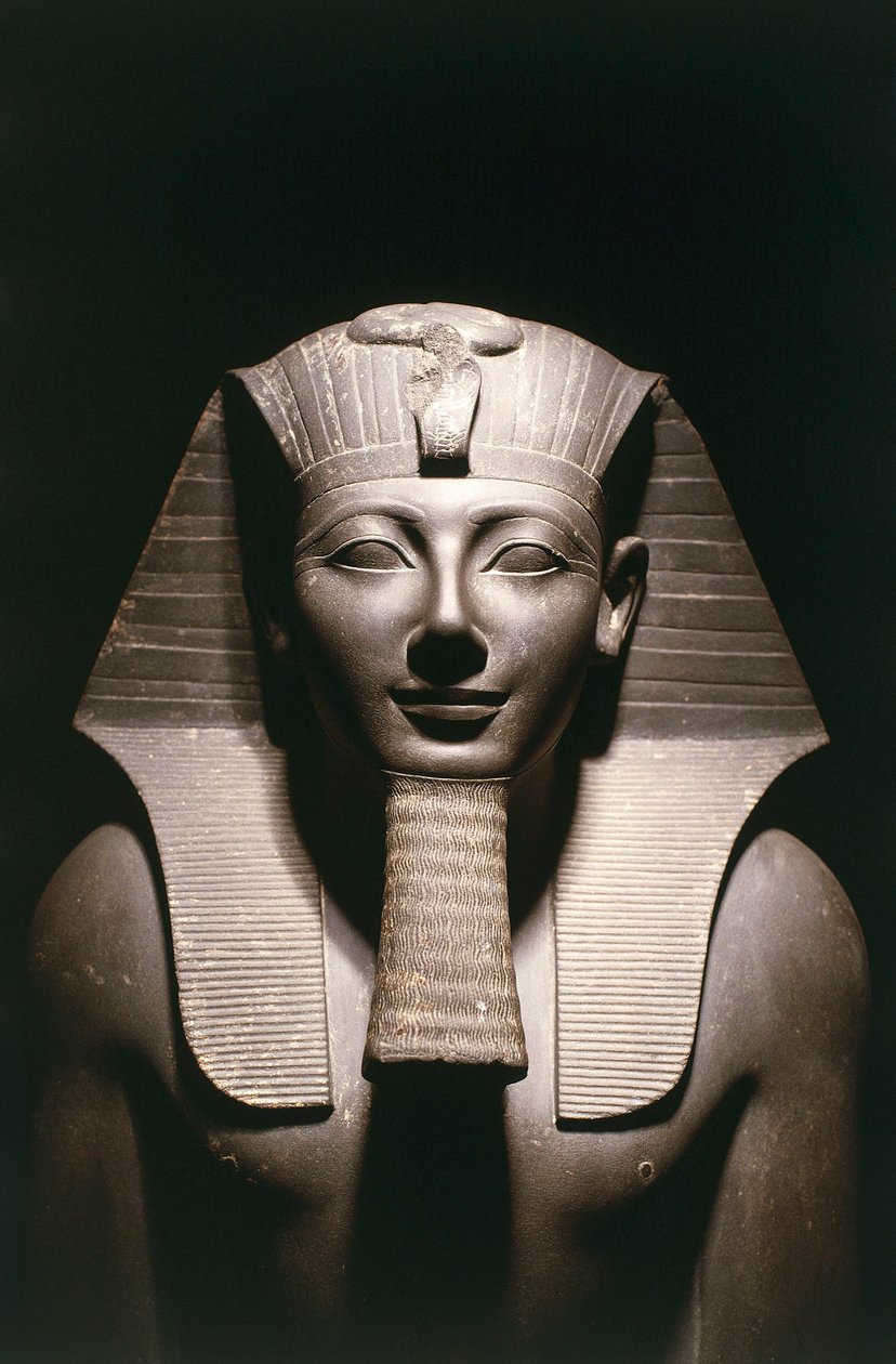 Egypte, Detail van standbeeld van Thoetmosis III (voor 1479-ca. 1425 v.Chr.), achttiende dynastie, uit de tempel van Amon in Karnak, Luxor, basalt door Egyptian 18th Dynasty