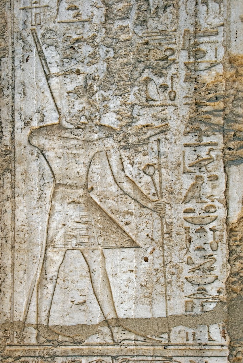 Egyptische oudheid: detail van de reliëfs van de albasten kapel van farao Thutmosis IV (1419-1387 v.Chr.) die hem de symbolen van macht toont door Egyptian 18th Dynasty
