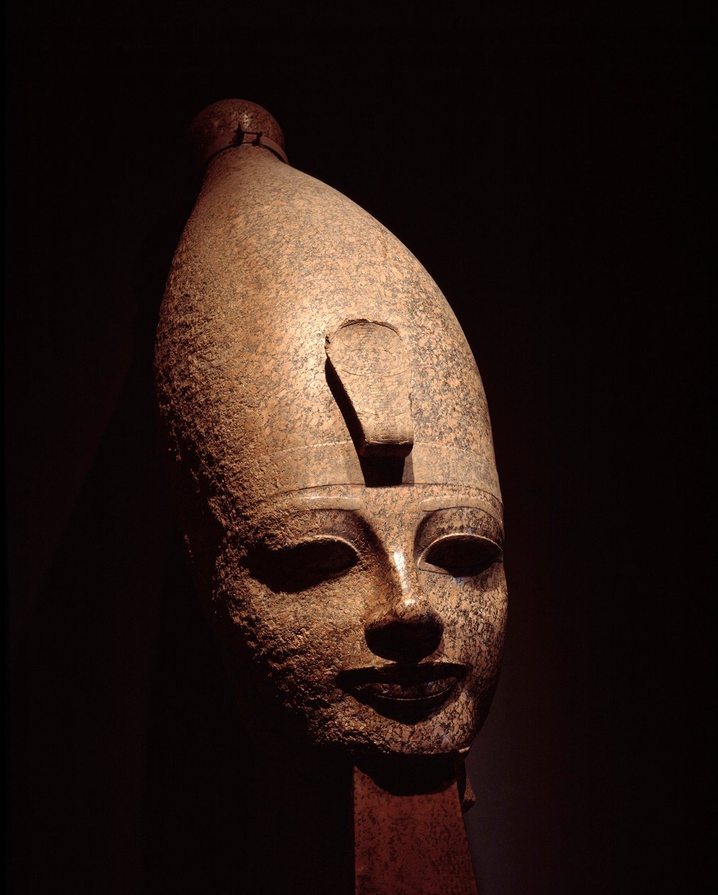 Egyptische antiquiteit: kolossaal hoofd van Amenophis III (Amenhotep). Roze granieten sculptuur. 14e eeuw v.Chr. 18e dynastie. Luxor Museum, Egypte door Egyptian 18th Dynasty