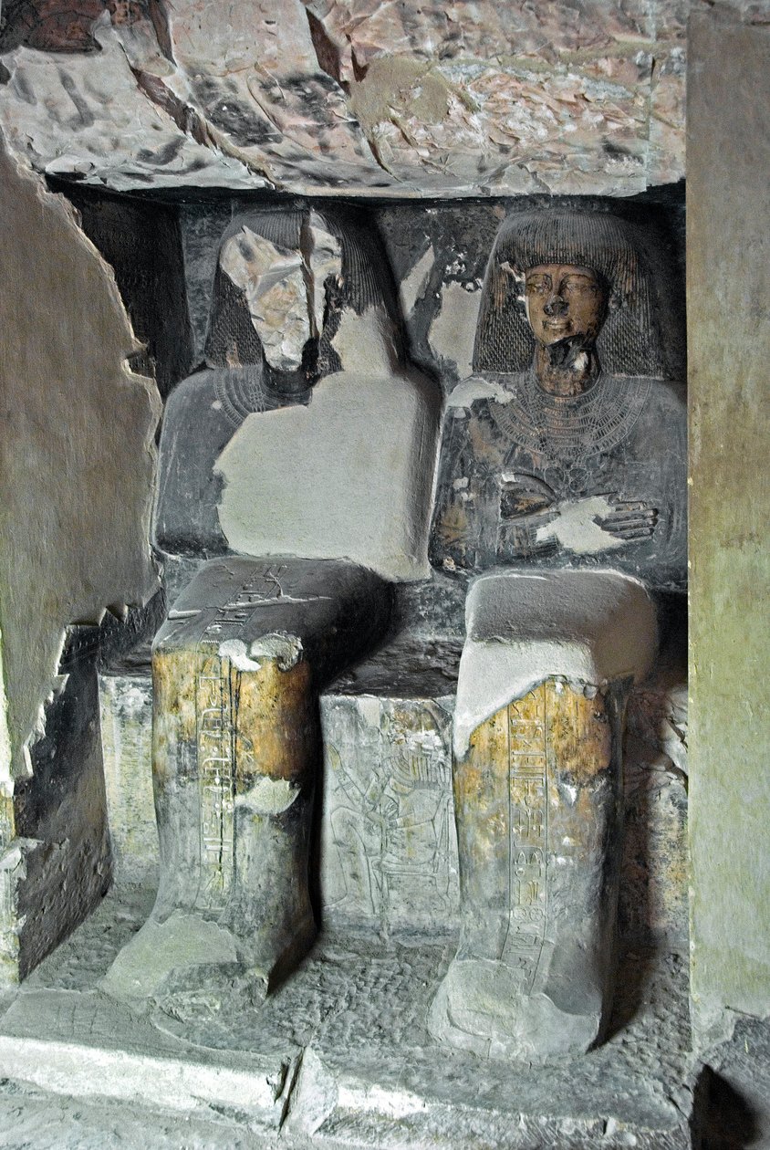 Egyptische oudheden: sculpturen bij het graf van Kha em Het (Khaemhat) inspecteur van zolders en schrijver aan het hof van Amenophis III (TT57) die de schrijver en Imhotep voorstellen. 18e dynastie. 1530-1290 v.Chr. Vallei der Edelen. Luxor, Westelijke Oev door Egyptian 18th Dynasty
