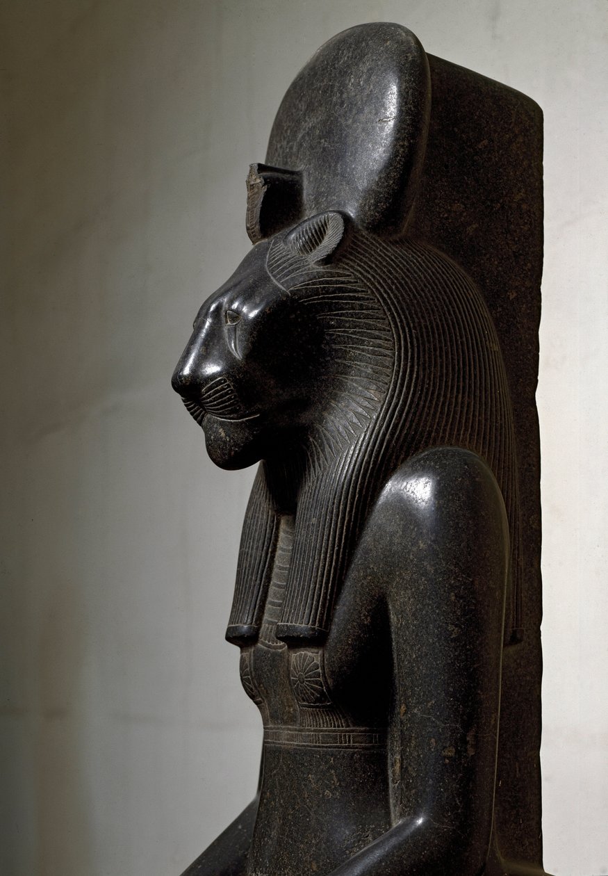 Egyptische antiquiteit: de leeuwengodin Sekhmet gekroond met de zonneschijf. Beeld van zwart graniet. 1540-1295 v.Chr. Dim. 210 cm door Egyptian 18th Dynasty