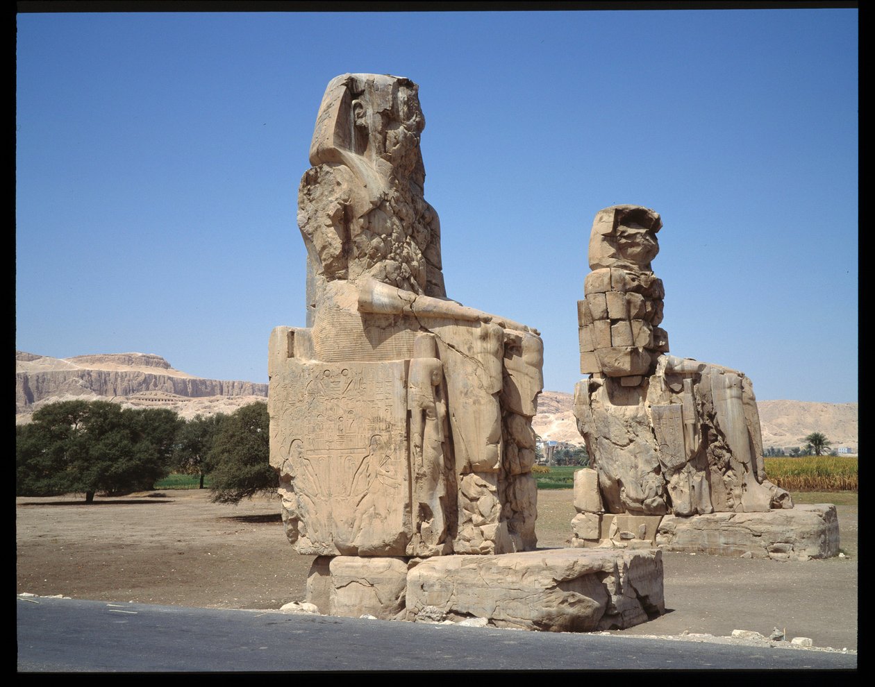 Egyptische oudheid: uitzicht op de Kolossus van Memnon, periode Amenophis III, nieuw rijk door Egyptian 18th Dynasty