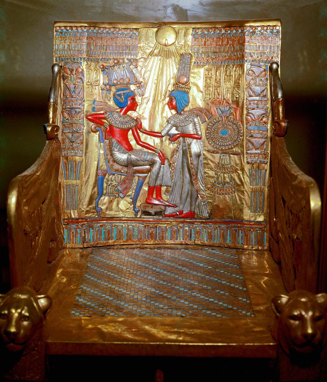 Egyptische oudheden: een troon van verguld hout en beschilderd door Toetanchamon, onderdeel van de schatkamer van de farao. Voorstelling van koningin Ankhesenpaaton die de schouder van haar broer en echtgenoot Toetanchamon masseert onder de door Egyptian 18th Dynasty