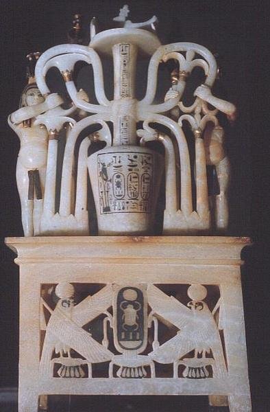 Bloemenunguentenpot, uit het Graf van Toetanchamon (ca.1370-1352 v.Chr.) Nieuwe Koninkrijk (albast) door Egyptian 18th Dynasty