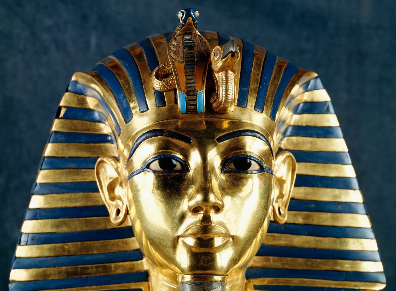 Dodenmasker van Toetanchamon, Geslagen goud, Keramiek en halfedelstenen, Uit het graf van de farao, Thebe, Egypte, (detail), Goudsmidkunst, Egyptische beschaving, Nieuwe Rijk, Dynastie XVIII door Egyptian 18th Dynasty