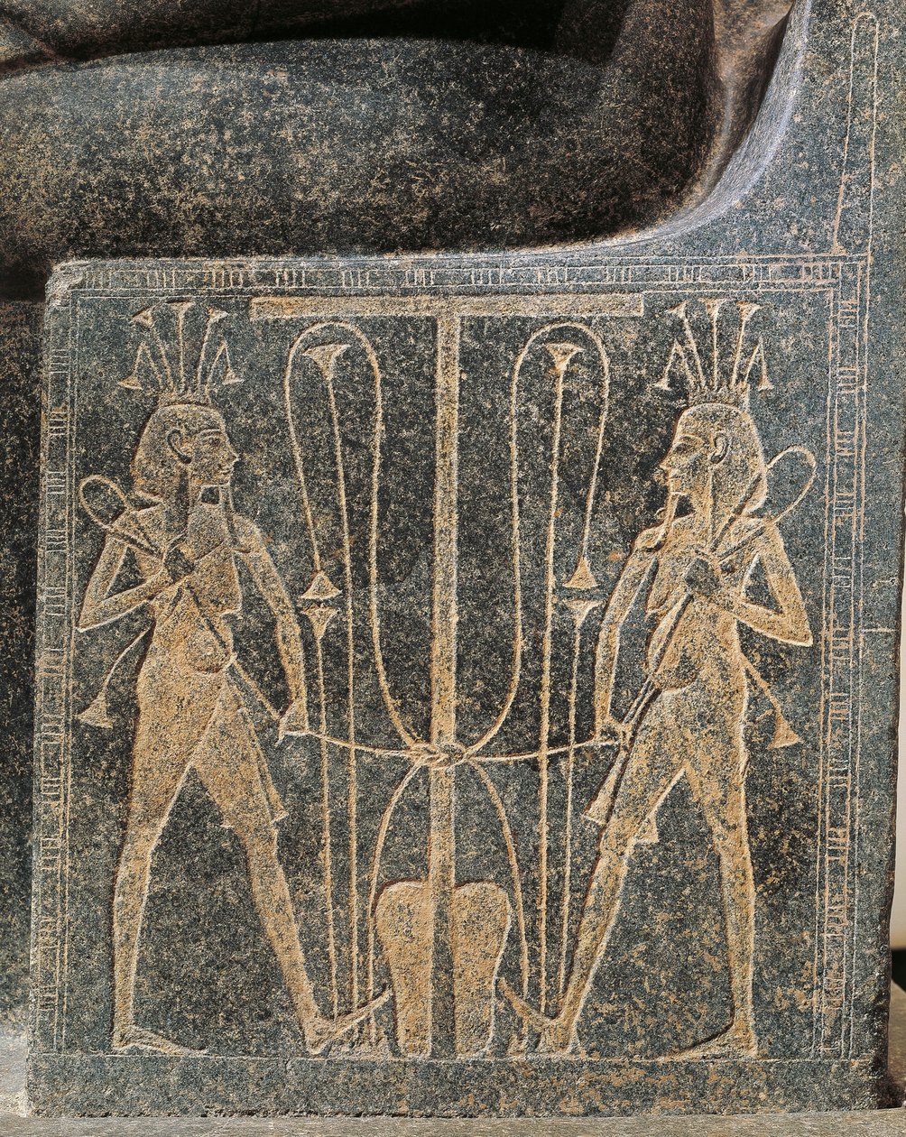 Granieten beeldengroep met Horemheb die offers brengt aan god Atum, (detail) van de troon van Atum met Seth en Horus door Egyptian 18th Dynasty