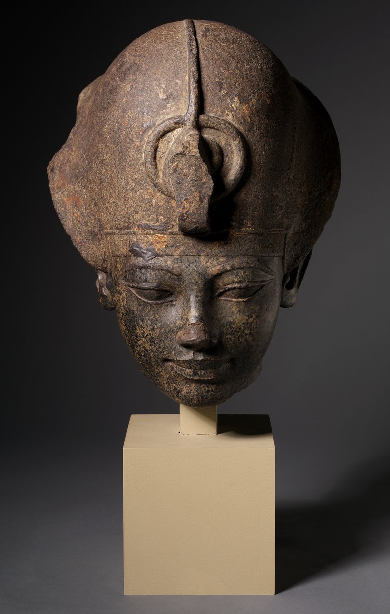 Hoofd van Amenhotep III met Blauwe Kroon, ca. 1391-1353 v.Chr. door Egyptian 18th Dynasty