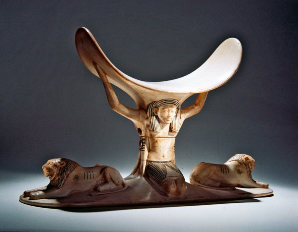 Hoofdsteun met Shu, de Egyptische god van de lucht, uit het graf van Toetanchamon, Nieuwe Koninkrijk door Egyptian 18th Dynasty
