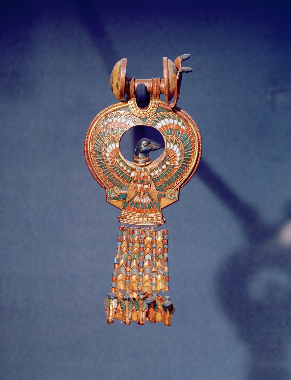 Linker oorbel van een paar oorbellen met een blauw vogeltje, uit het graf van Toetanchamon, Vallei der Koningen, Thebe, c.1347-37 v.Chr. door Egyptian 18th Dynasty