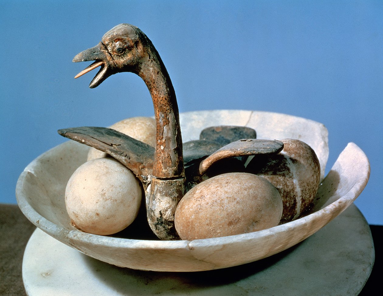 Deksel van een albasten pot versierd met een vogel in een nest met eieren, uit het graf van Toetanchamon door Egyptian 18th Dynasty