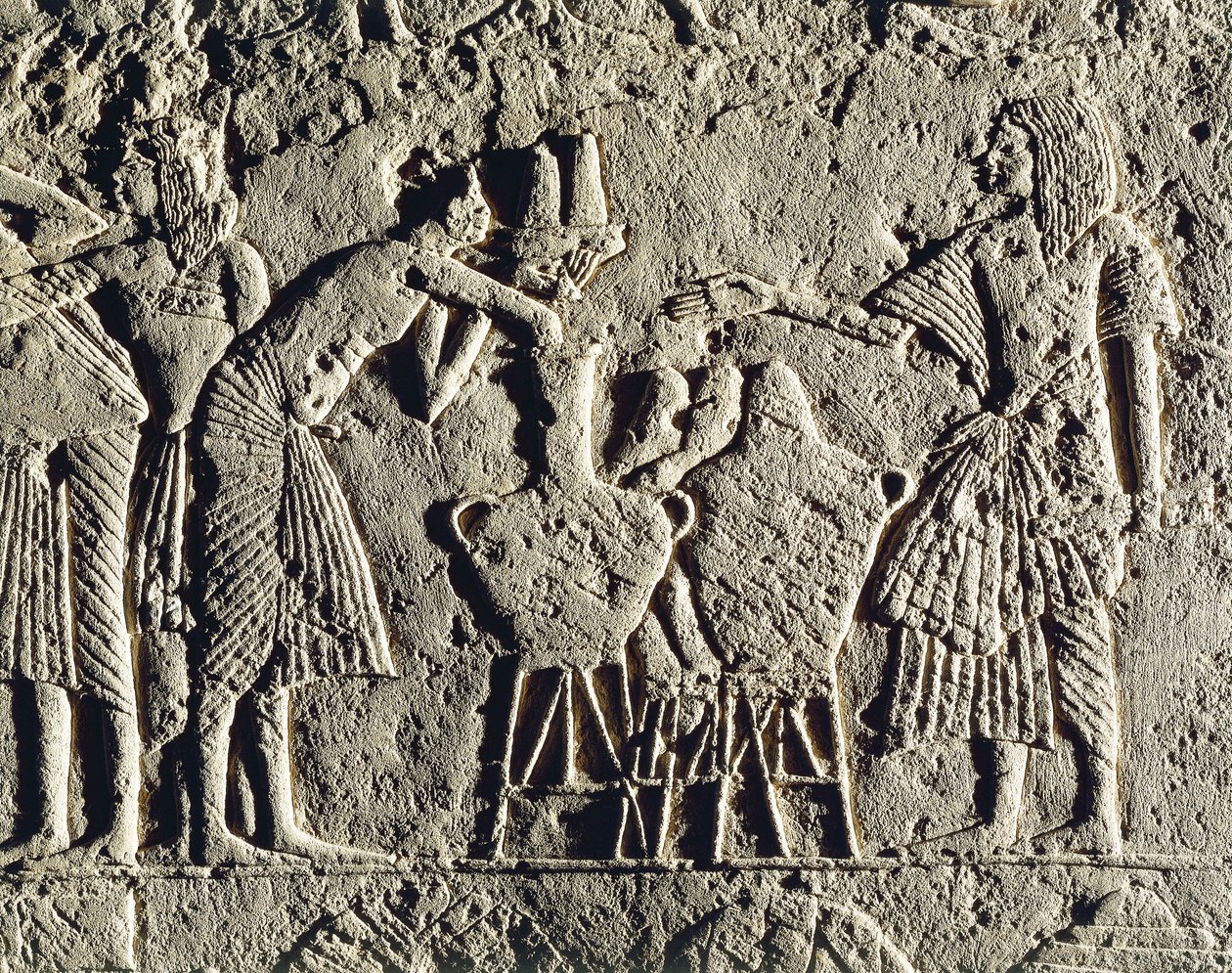 Leven in een militair kamp: arbeiders bezig met drankcontrole (wijn en bier), reliëf uit het graf van Horemheb in Saqqara (detail) door Egyptian 18th Dynasty