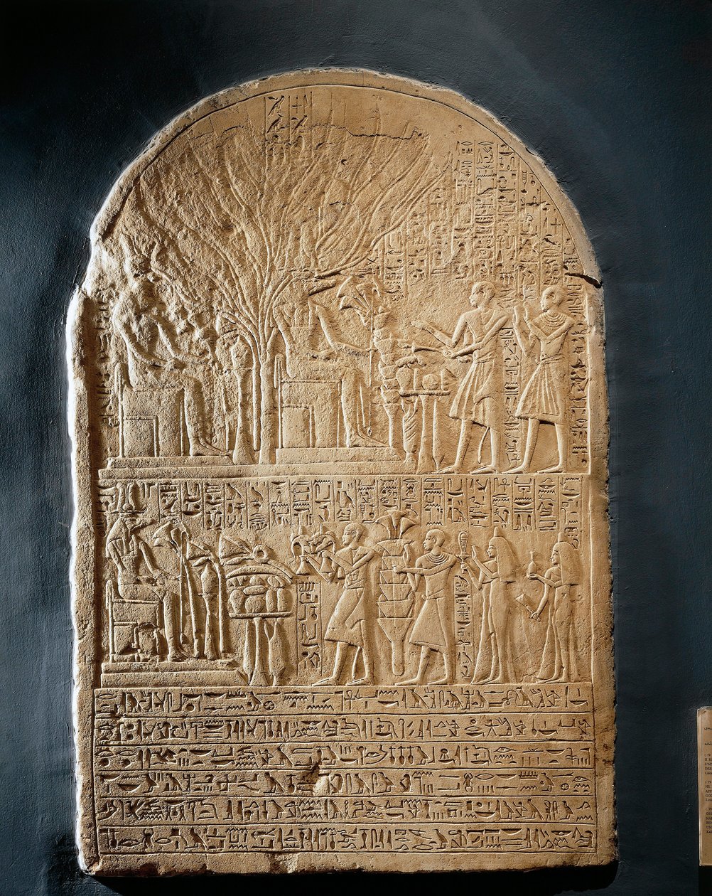Kalkstenen stèle van de Hogepriester van Sobek, uit de Tempel van Sobek in Dahamcha door Egyptian 18th Dynasty